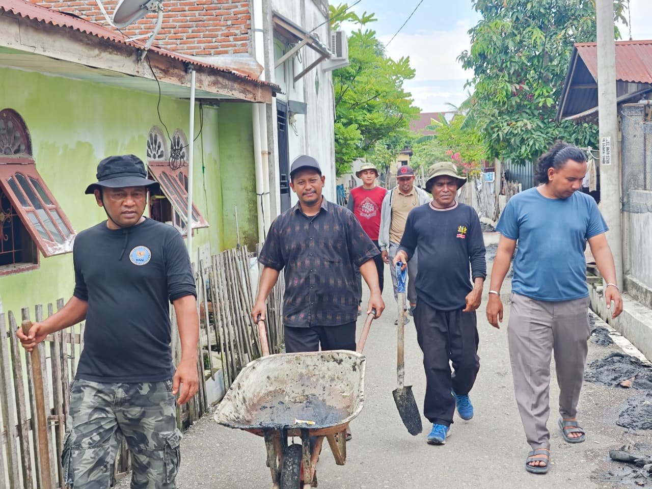 Semarak Sambut Maulid Nabi, Fasilitator IISAP dan Warga Gampong Meuraksa Gelar Gotong Royong